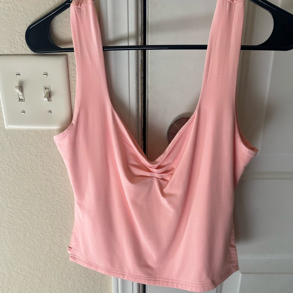 Pink tank with side slits !